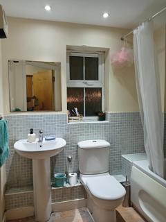 2 Bedrooms Flat in Surrey - 1