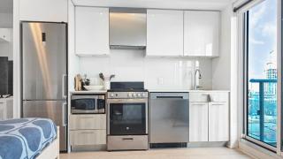 Absolute Heart of Toronto Electric Downtown Studio by Eaton Centre & Dundas Sq - 5