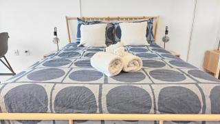 Absolute Heart of Toronto Electric Downtown Studio by Eaton Centre & Dundas Sq - 7