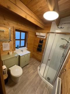 #67 Private Hot Tub Reindeer Lodge retreat - Sleeps 6 - Perfect for Contractors and Families - Free Parking - 9