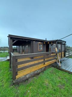 #67 Private Hot Tub Reindeer Lodge retreat - Sleeps 6 - Perfect for Contractors and Families - Free Parking - 4