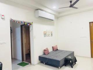 Skyline 2-BHK Suite with Pool, WIFI, Gym Top Floor - 3