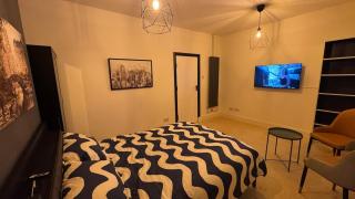 Bright Modern 3-Beds Flat in Town Centre - 4