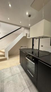 Bright Modern 3-Beds Flat in Town Centre - 1