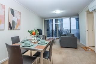 1BR Southbank City Views Pool & Free Parking - 2