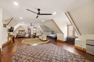 Large 11BR Council Bluffs Group Home Near Omaha Sleeps 16 Plus - 8