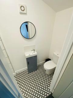 #106 Stylish 4Bedroom Retreat Walk to Rugby Centre - Sleeps 8 - Perfect for Contractors and Families - Free Street Parking - 4
