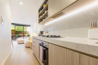 'Mariner' Resort-Style Escape Where City meets Coast - 9