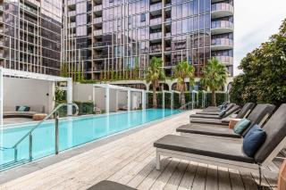 'Mariner' Resort-Style Escape Where City meets Coast - 7