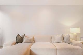 'Mariner' Resort-Style Escape Where City meets Coast - 4