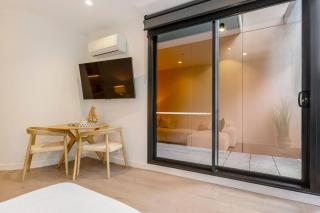 'Mariner' Resort-Style Escape Where City meets Coast - 2