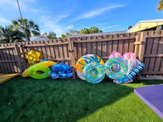 5 Mins from beach and has pool, hot tub, games, pet friendly - 1