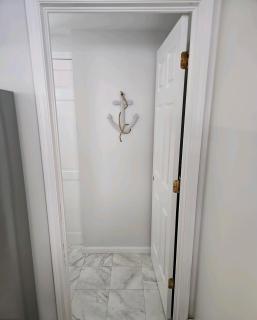 Beach bungalow by Lake Erie - 2