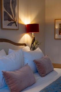 Beautiful, Spacious ensuite room with parking - 2