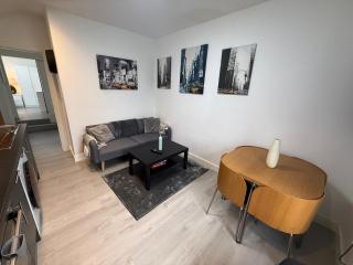 Sleek 1BR Flat Perfect Getaway For Contractos Or Couples - 6