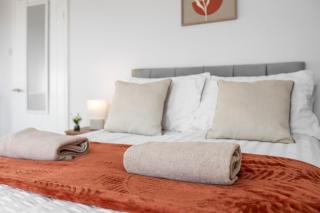 #113 Anfield 3 Bed beautiful home - Sleeps 7 - Perfect for Contractors and Families - Free Street Parking - 5