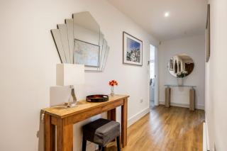 Treetops - Modern Apartment, Moments from Poole Quay - 3