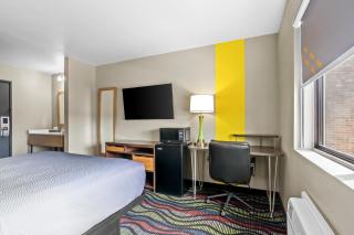 Super 8 by Wyndham Farmington - 3