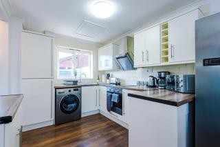 NEW Spacious House, Pool Table, Driveway Parking and PS4 - 6