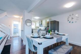 NEW Spacious House, Pool Table, Driveway Parking and PS4 - 3