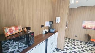 Dayin Youth Hostel -Near French Concession Tianzifang Xintiandi -Social Area -Bar -Café -Free Laundry Luggage Storage -24H Front Desk - English Service - 5