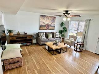 Beautiful Lakeview 2BR Condo -Modern & Cozy with Pool - 6
