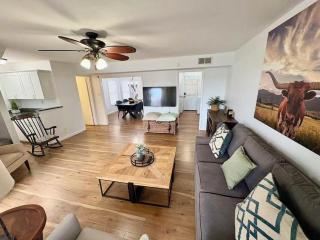 Beautiful Lakeview 2BR Condo -Modern & Cozy with Pool - 5