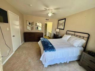 Beautiful Lakeview 2BR Condo -Modern & Cozy with Pool - 2