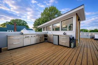 Modern Fountain Square Mansion with Hot Tub & Rooftop Patio- Family Friendly - 7