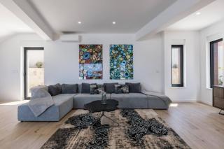 Luxury Villa Seven Seas with infinity heated pool by the sea in Ražanj - Ražanj - 8