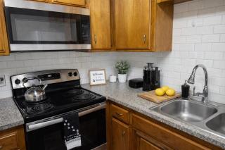 Beautiful Stay Near Downtown in Oleander Sunset - 1