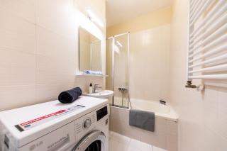 Prime Stay - Modern 2 Bedroom Family Apartment with Terrace & Parking Included - 1