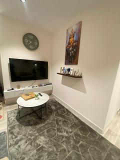 شقة 7 مودرن صالة و غرفة نوم دخول ذكي - 0