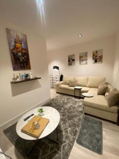 شقة 7 مودرن صالة و غرفة نوم دخول ذكي - 5