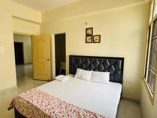 Spacious 3bhk Kashi Vishwanth for Families - 9