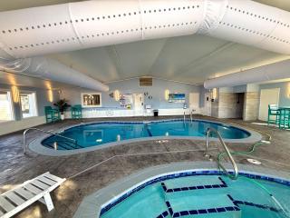 King Bed, Jacuzzi, Private Balcony by Gull Lake - 2