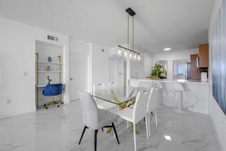 Stylish, classy Bayfront view apt Walk to beach - 4