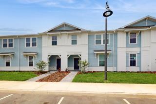 Beautiful home with private pool, space for the whole family & pets - 9