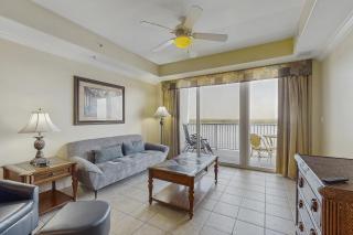 Lovely lakefront condo with lake view, kitchen, pool & hot tub near attractions - 9