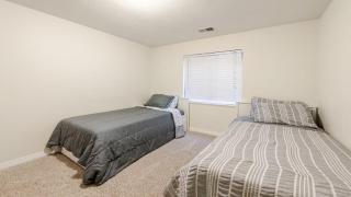 Spacious Country Club Golf Course Retreat - 3