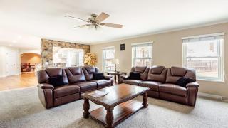 Spacious Country Club Golf Course Retreat - 9
