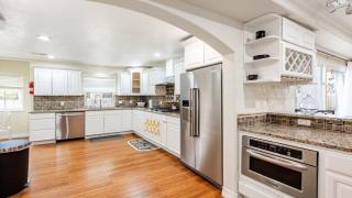 Spacious Country Club Golf Course Retreat - 5