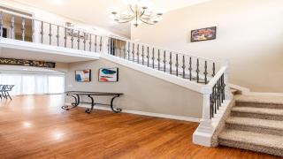 Spacious Country Club Golf Course Retreat - 6