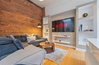 Jewellery Quarter Townhouse Sleeps 10 Pool Table - 1