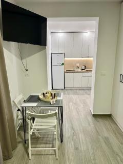 Green Studio - by LuckyMoonApartments - 1