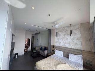 Skyy inn stay 42 floor supernova half day 6pm-11am - 4