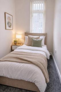 3 bedroom house with pool table - 1