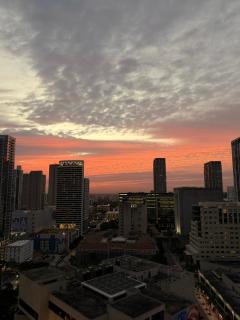 High-Floor Studio with City Views Downtown Miami - 7