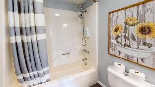 Anchors Away Lake Views, Pool, Balcony, WiFi - 1