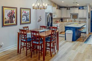 Lakeview Luxury Jetted Tub, Dock, Fireplace - 5